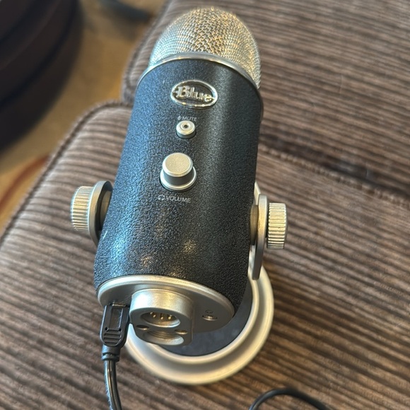 Blue Yeti USB Microphone - Picture 5 of 9